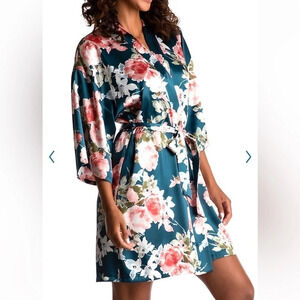 Women’s Floral Satin Kimono Robe NEW WITH TAGS